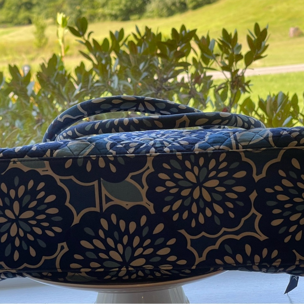 Vera Bradley blue and white purse, large size!! - Picture 6 of 7